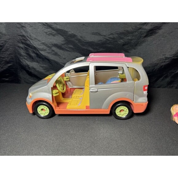 Vintage Fisher-Price Loving Family 12-Doll Lot & Musical Silver Mini Van - Picture 5 of 11